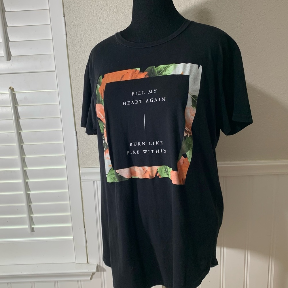 Like new Kari Jobe  the garden florals collection short sleeve Tee shirt